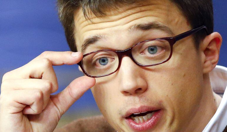 El portavoz de Podemos Iñigo Errejón durante la rueda de prensa tras la reunión que los equipos negociadores de PSOE, Podemos, IU y Compromís, han celebrado esta tarde en el Congreso de los Diputados.