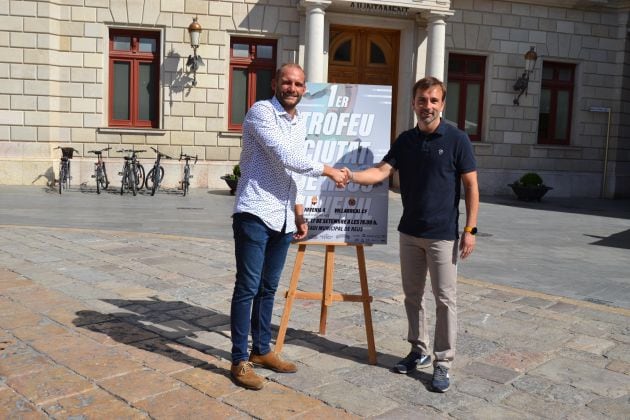 El regidor d&#039;Esports, Josep Cuerba, amb el president de la FFBR, Xavi Castro, durant la presentació del torneig.