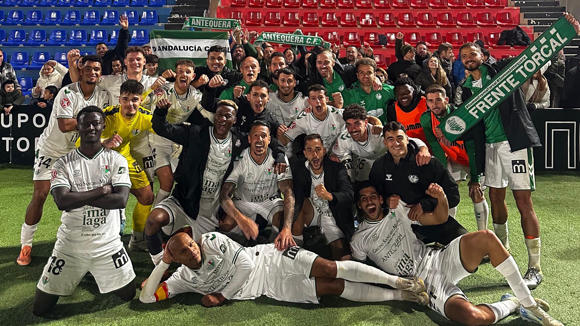 El Antequera CF celebra la victoria con su afición en el Pepico Amat