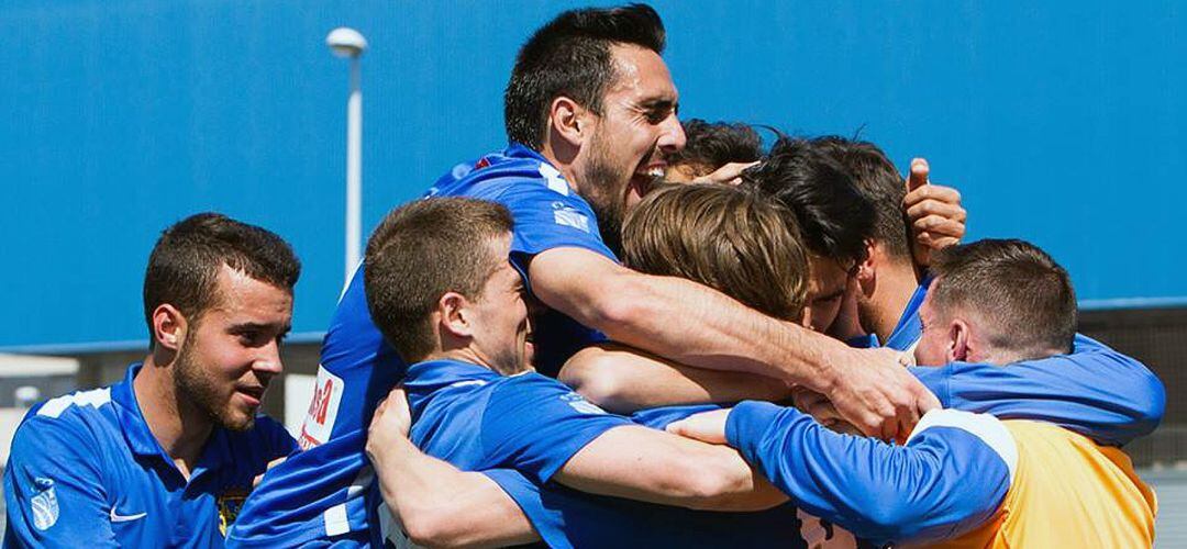 Los jugadores del &#039;Fuenla&#039; celebran un gol esta temporada.