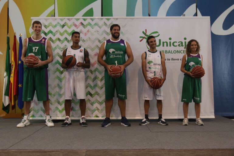Vázquez, Jackson, Vivas, Maté y Dávila presentan las nuevas equipaciones del Unicaja para la temporada 15/16