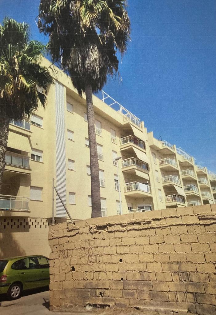 Imagen del muro que separa el Hotel Estrella del Mar y Residencial &quot;Arenas de Poniente&quot; de Motril