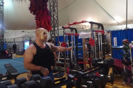 Los artistas calientan en el gimnasio ubicado entre bastidores