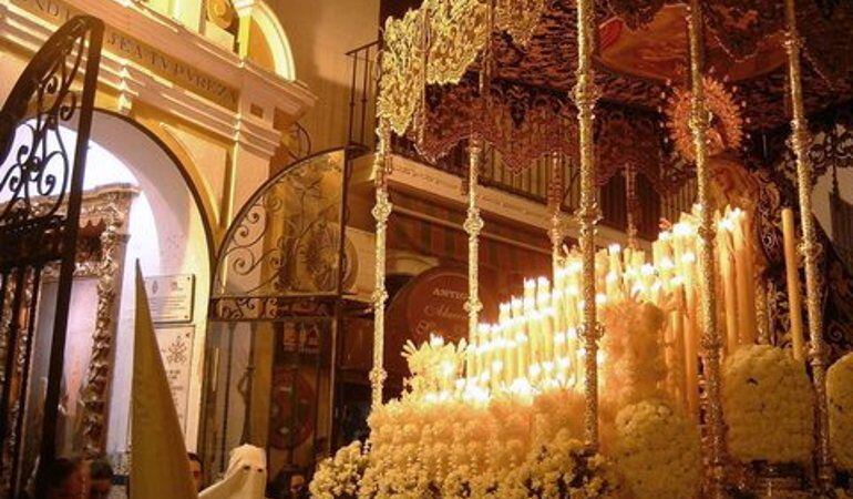 La Candelaria a su paso por el Postigo en el Martes Santo de 2005