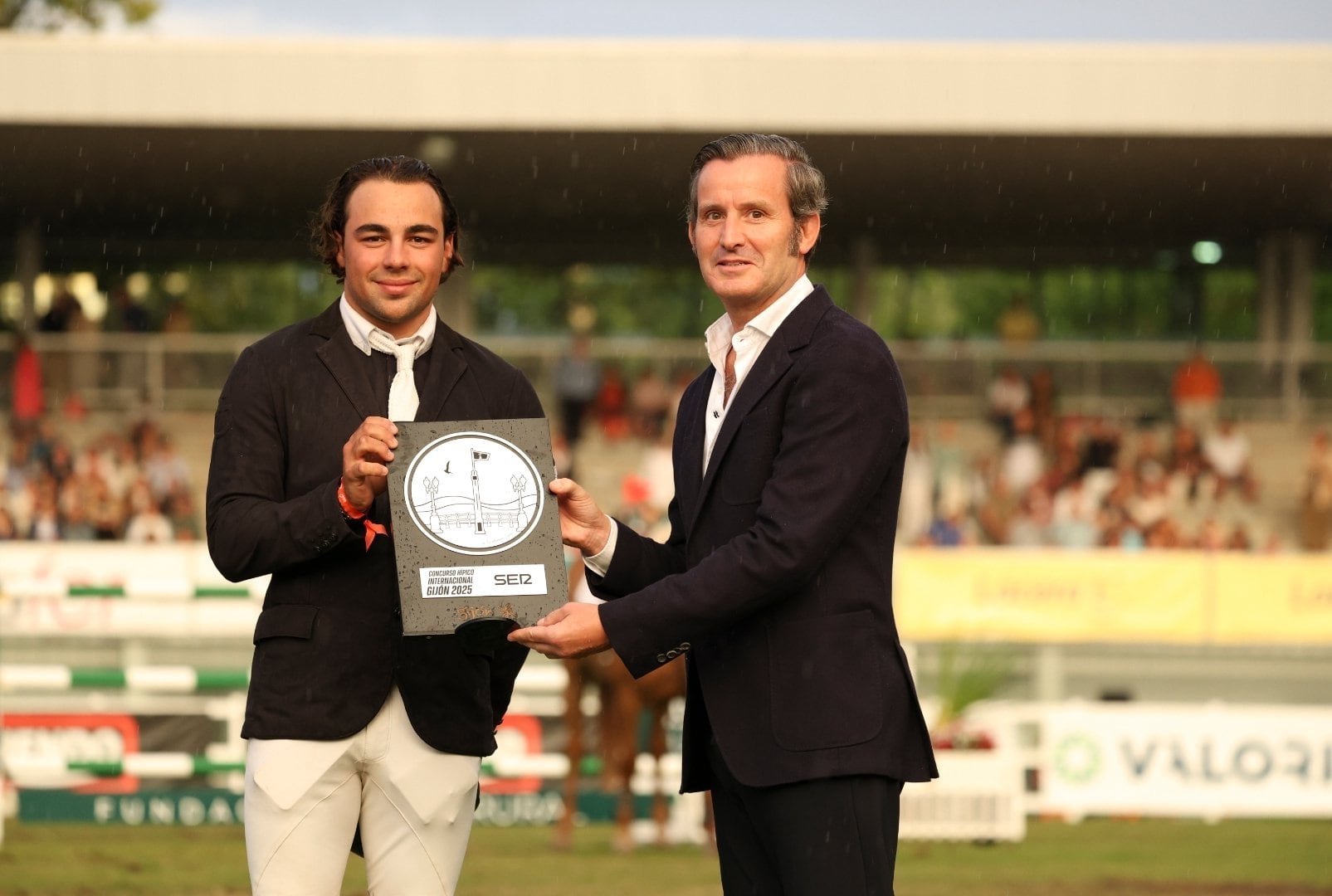 Jules Orsolini recibe el Trofeo Cadena SER de manos del director de la SER en Asturias, Pablo González-Palacios.