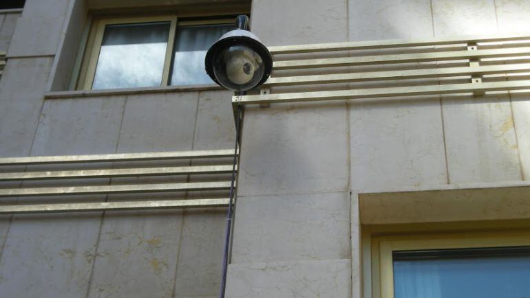 Las cámaras de vigilancia son frecuentes en edificios públicos.