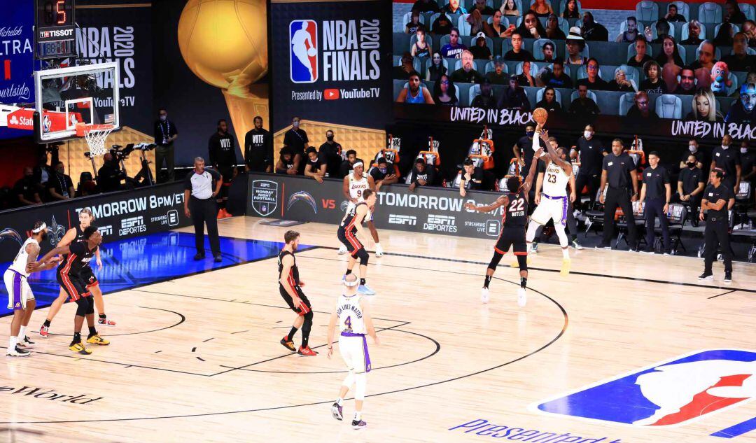 LeBron intenta un triple durante las últimas Finales de la NBA.