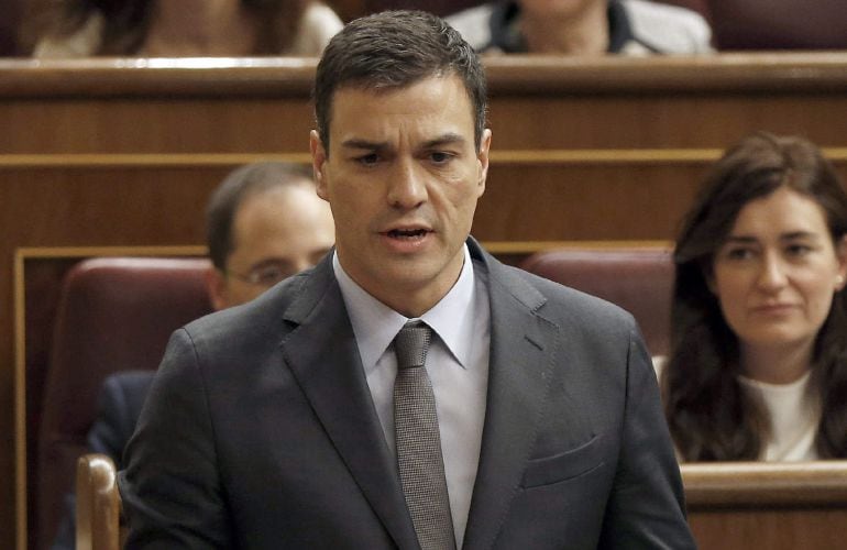 GRA039. MADRID, 19/11/2014.- El líder socialista Pedro Sánchez, durante su intervención hoy en la sesión de control del pleno del Congreso, en la que ha pedido al presidente del Gobierno, Mariano Rajoy, sus previsiones ante la situación generada tras el 9