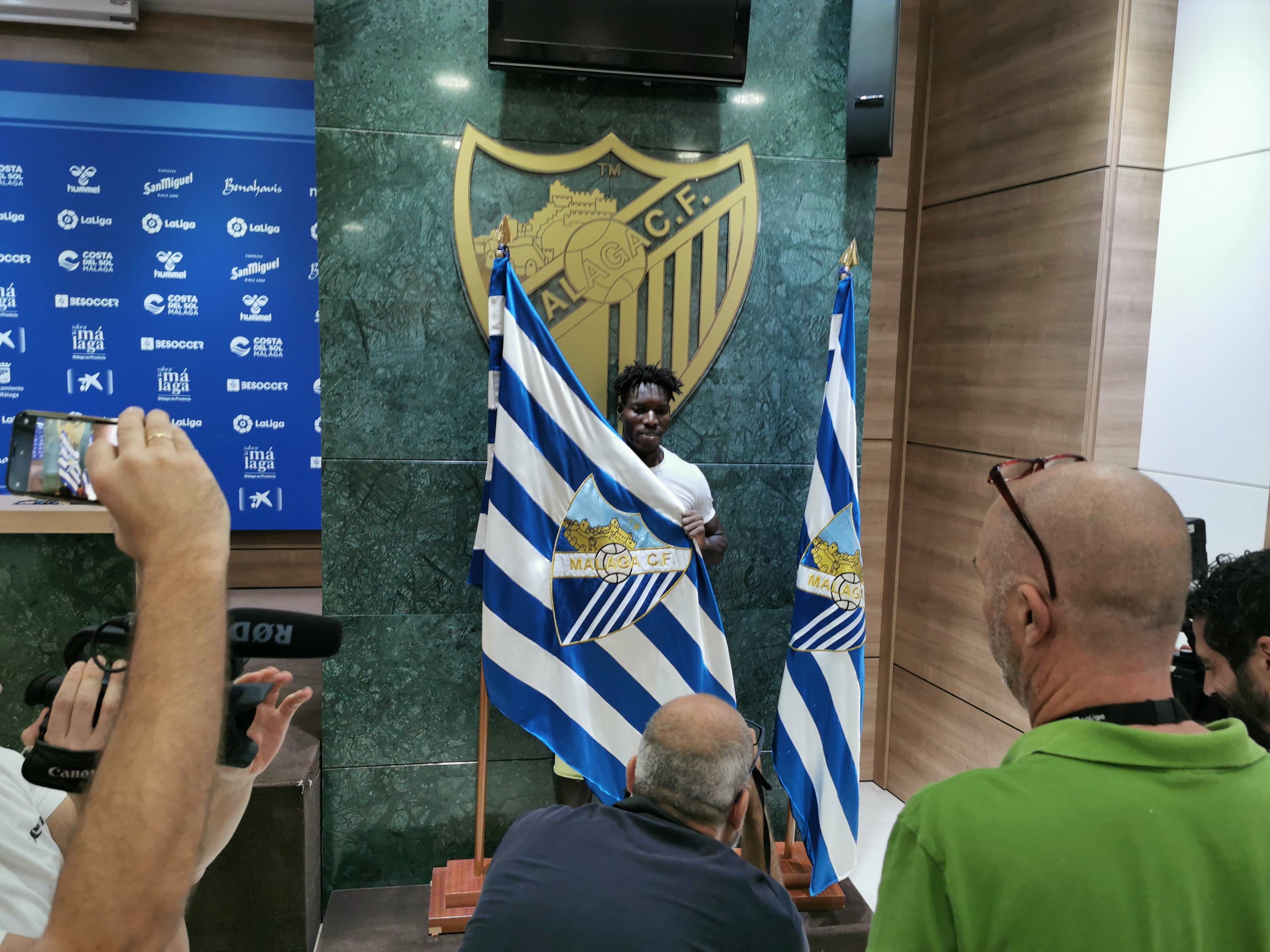 Lumor posa con la bandera del Málaga