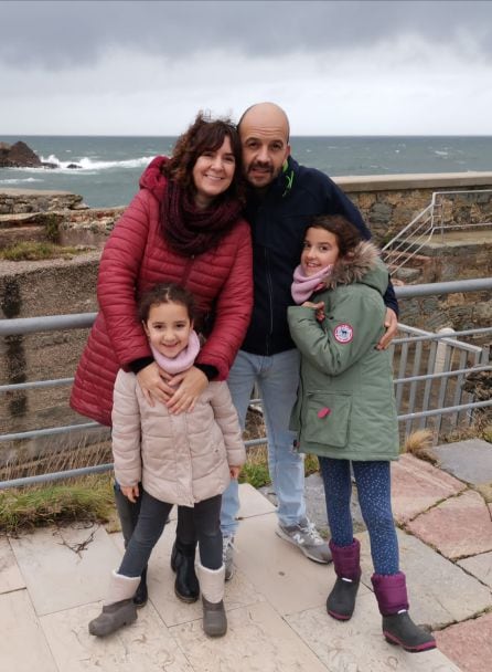 Noe y Ángel con sus dos hijas