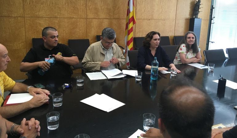 Reunión del sector del taxi con la alcaldesa Ada Colau