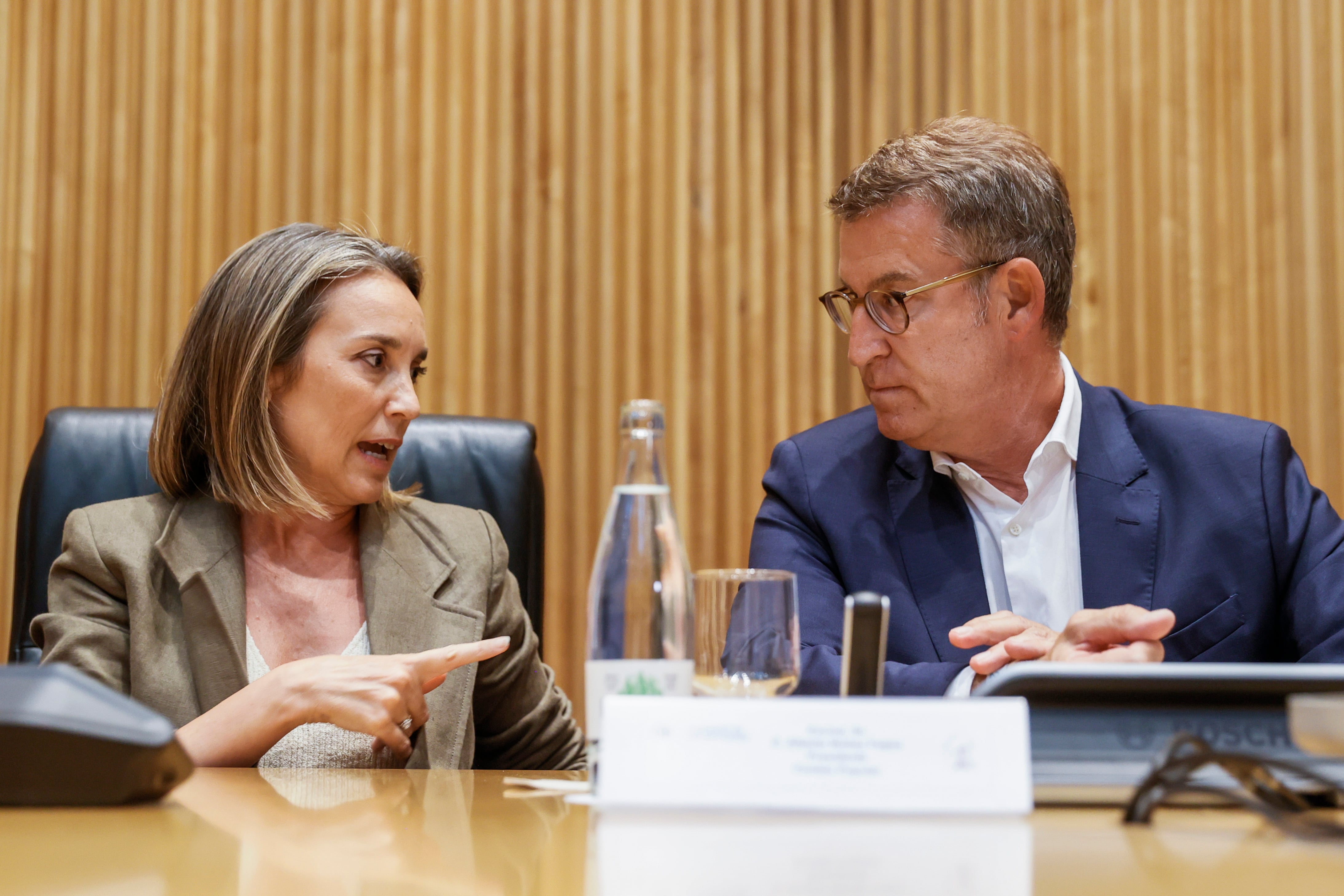 El presidente del PP, Alberto Núñez Feijóo junto a la secretaria general Cuca Gamarra, antes de anunciar que será la candidata a presidir la Mesa del Congreso