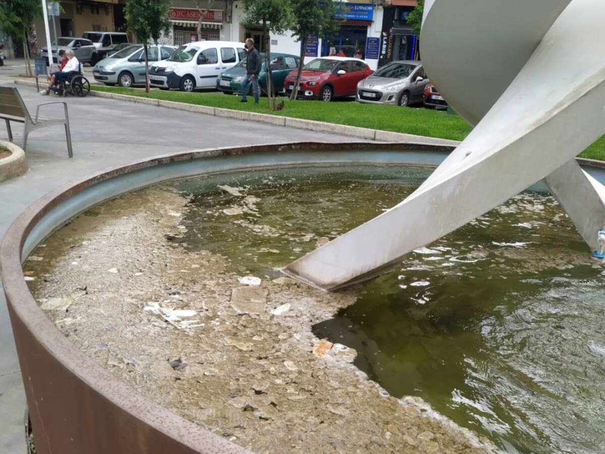 Piden la limpieza de la fuente de la plaza de España