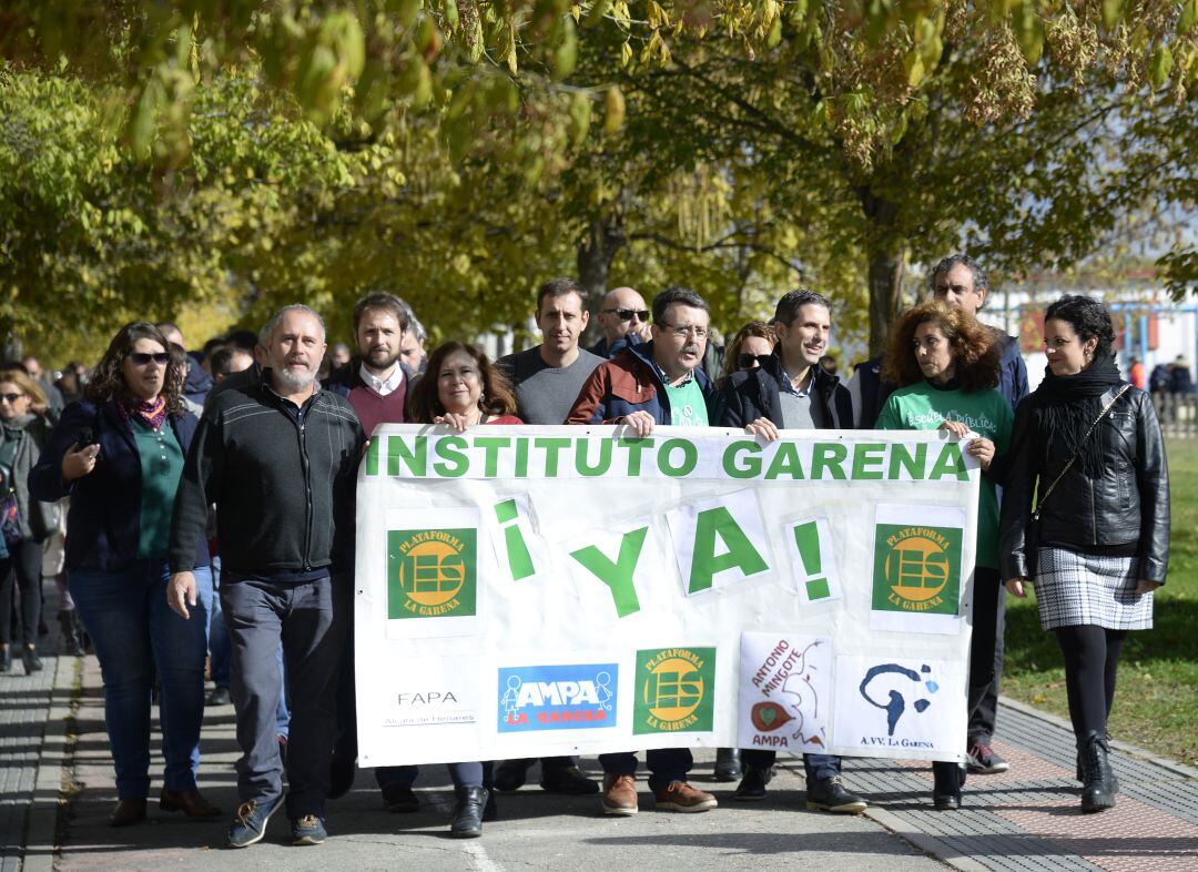 Miembros de la Plataforma Instituto La Garena Ya y del equipo de Gobierno de Alcalá de Henares se manifiestan a favor del centro IES Francisca de Pedraza.