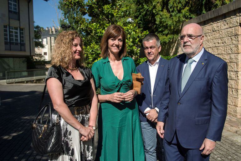 El nuevo delegado del Gobierno en el País Vasco, Jesús Loza (d), con Idoia Mendía (2i), presidenta del PSE, durante la toma de posesión del cargo, estamañana en Vitoria.