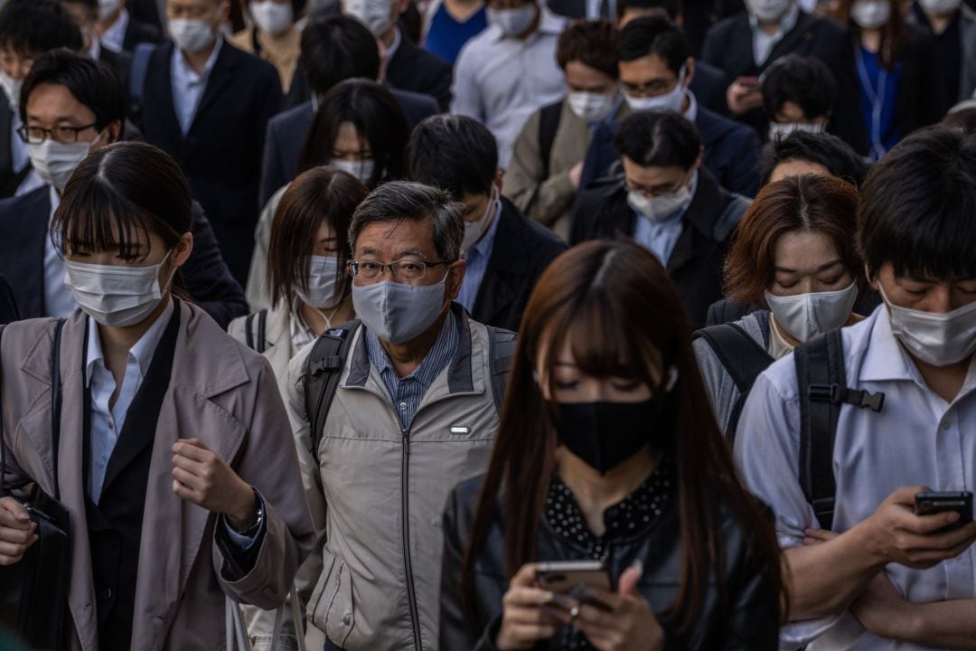 Los japoneses acuden al trabajo con mascarilla. 