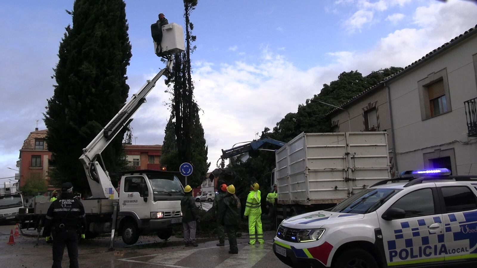 Los servicios de emergencia atienden las incidencias del temporal en Úbeda