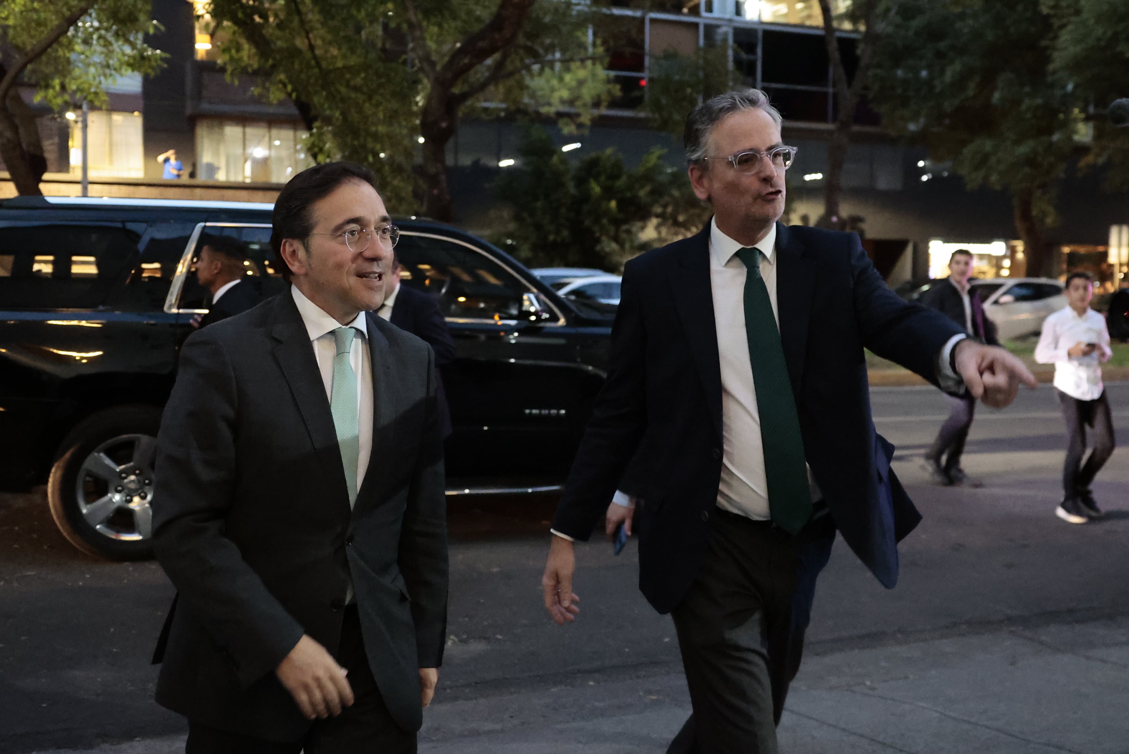   El presidente de la Cámara Española de Comercio en México (Camescom), Antonio Basagoiti Pastor (d), llega con el ministro de Asuntos Exteriores de España, José Manuel Albares, a una reunión con empresarios en la Cámara de Comercio de España este martes, en Ciudad de México (México). EFE/José Méndez