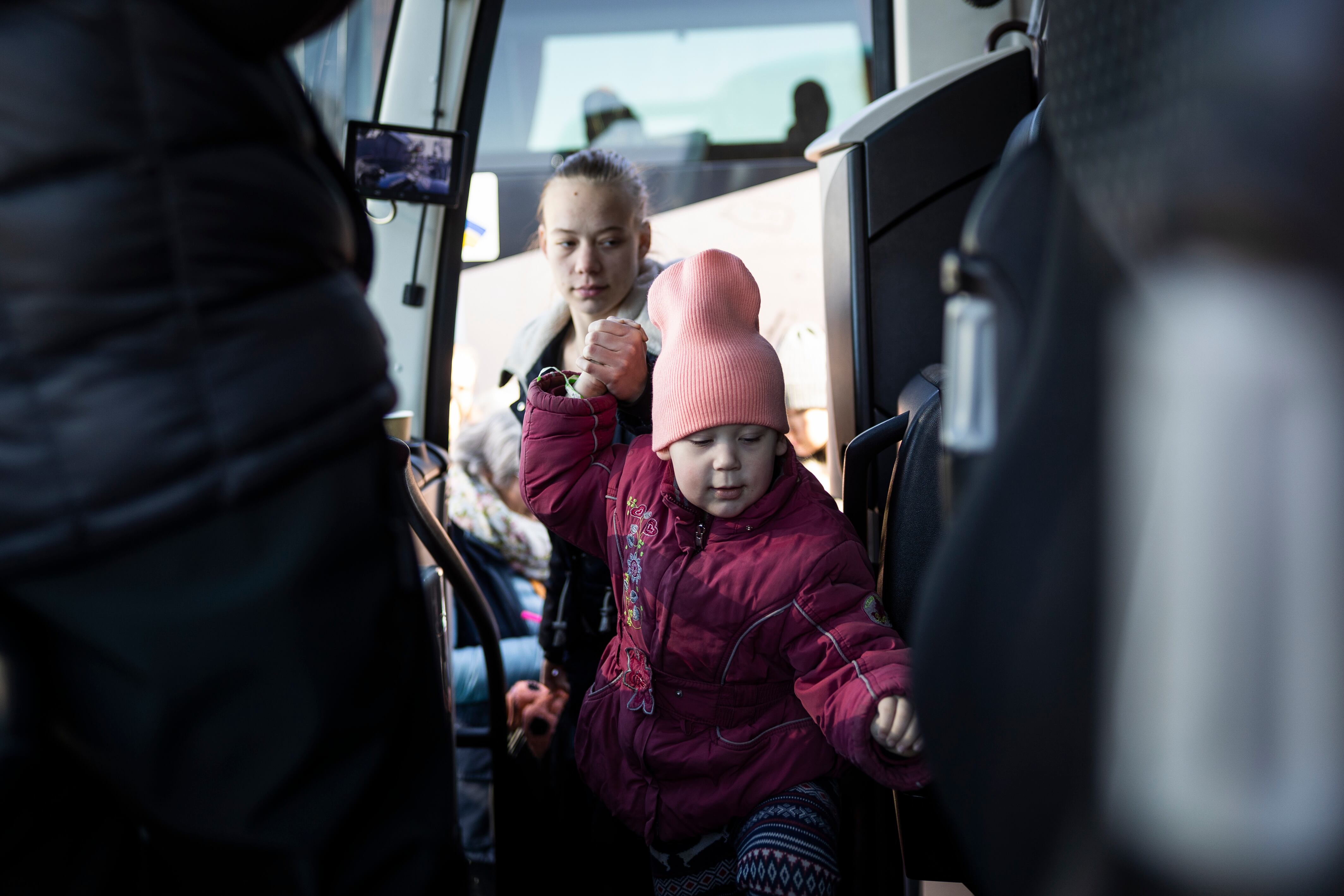 Un grupo de menores espera para subir en los autobuses fletados por la ONG Unidos por la Libertad con destino a Valencia que sale de la localidad de Przemysl Polonia, situado junto a la frontera con Ucrania.