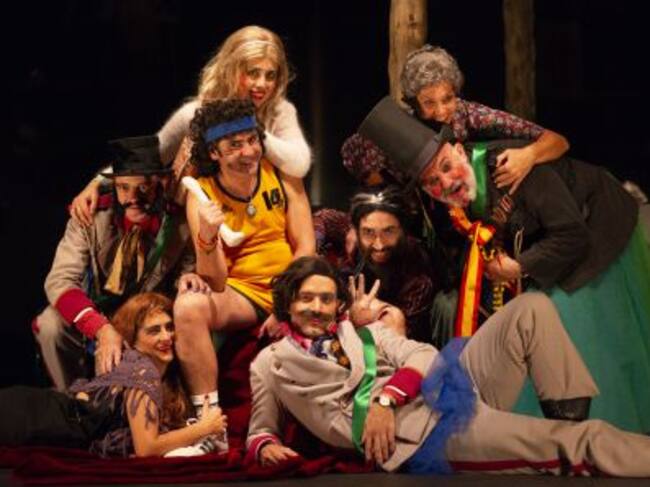 Los actores del montaje posan juntos