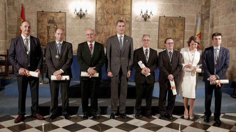 GRA391. VALENCIA, 02/10/2015.- El rey Felipe VI posa junto a los galardonados con los premios Jaime I, tras el acto celebrado esta tarde en la Lonja de Valencia. En la imagen, de izq. a dcha: Luis Liz Marzán, premio Investigación Básica; Óscar Landeta, Emprendedor; Josep Brugada, Medicina Clínica; el Monarca; Josep Peñuleas, Protección del Medio Abiente; Juan José Dolado, Economía; Isabel Oriol, presidenta de la Asociación Española Contra el Cáncer, organización premiada por su Compromiso Social; y Pablo Artal, Nuevas Tecnologías. EFE/Manuel Bruque