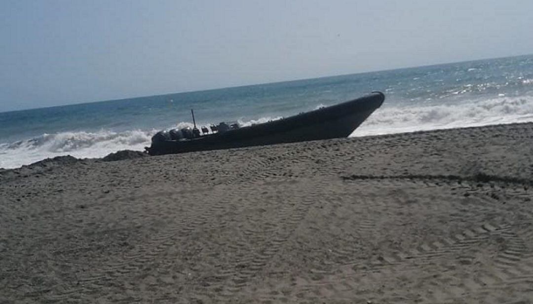 Imagen de la embarcación en la playa de Sotogrande.
