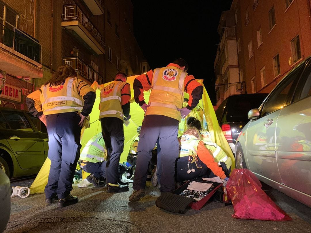 El Samur desplegado en el barrio de Vallecas