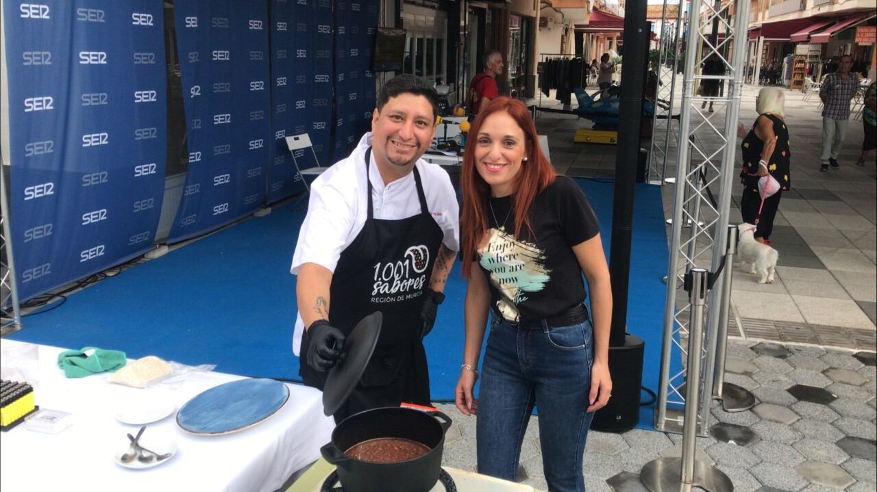 Geovanny y Alexandra de La Casa de Papel cocinan un caldero en directo en el set de Hoy por hoy Cartagena