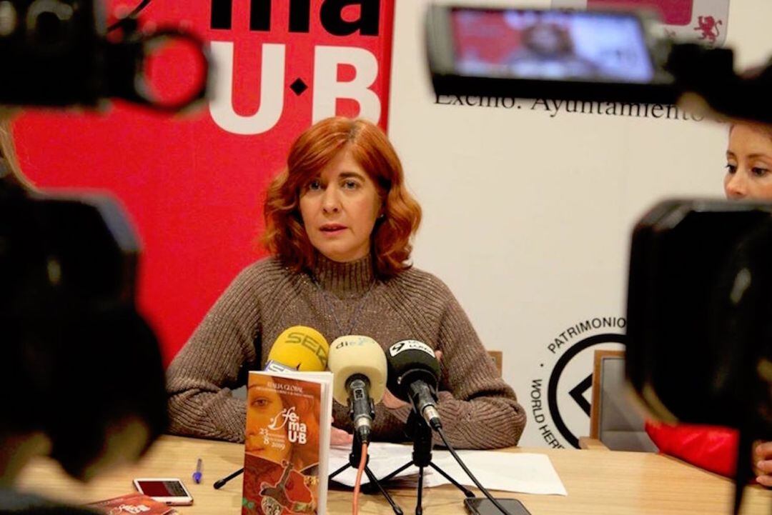 La alcaldesa de Úbeda, Toni Olivares, durante una rueda de prensa