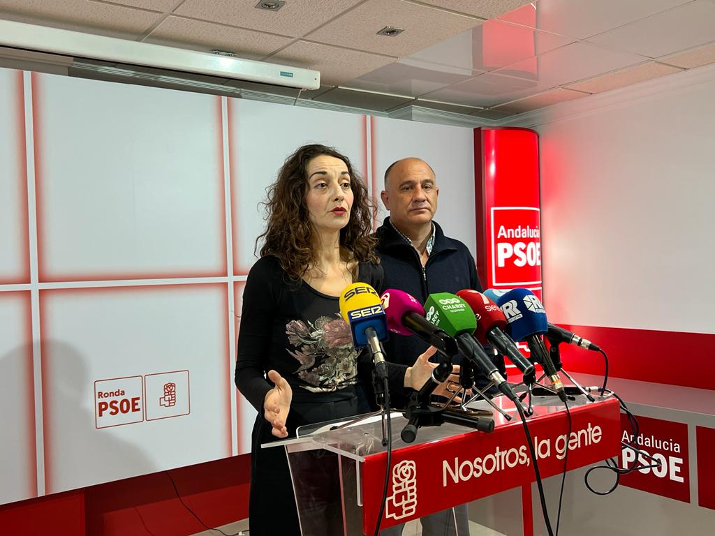 La concejala socialista Fátima Fernández junto al candidato a la alcaldía, Francisco Cañestro