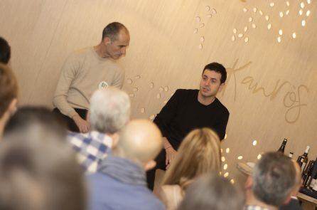 El periodista Jesús Trelis conversant amb Ricard Camarena