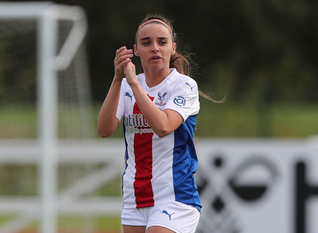 Leigh Nicol defendiendo la camiseta del Crystal Palace