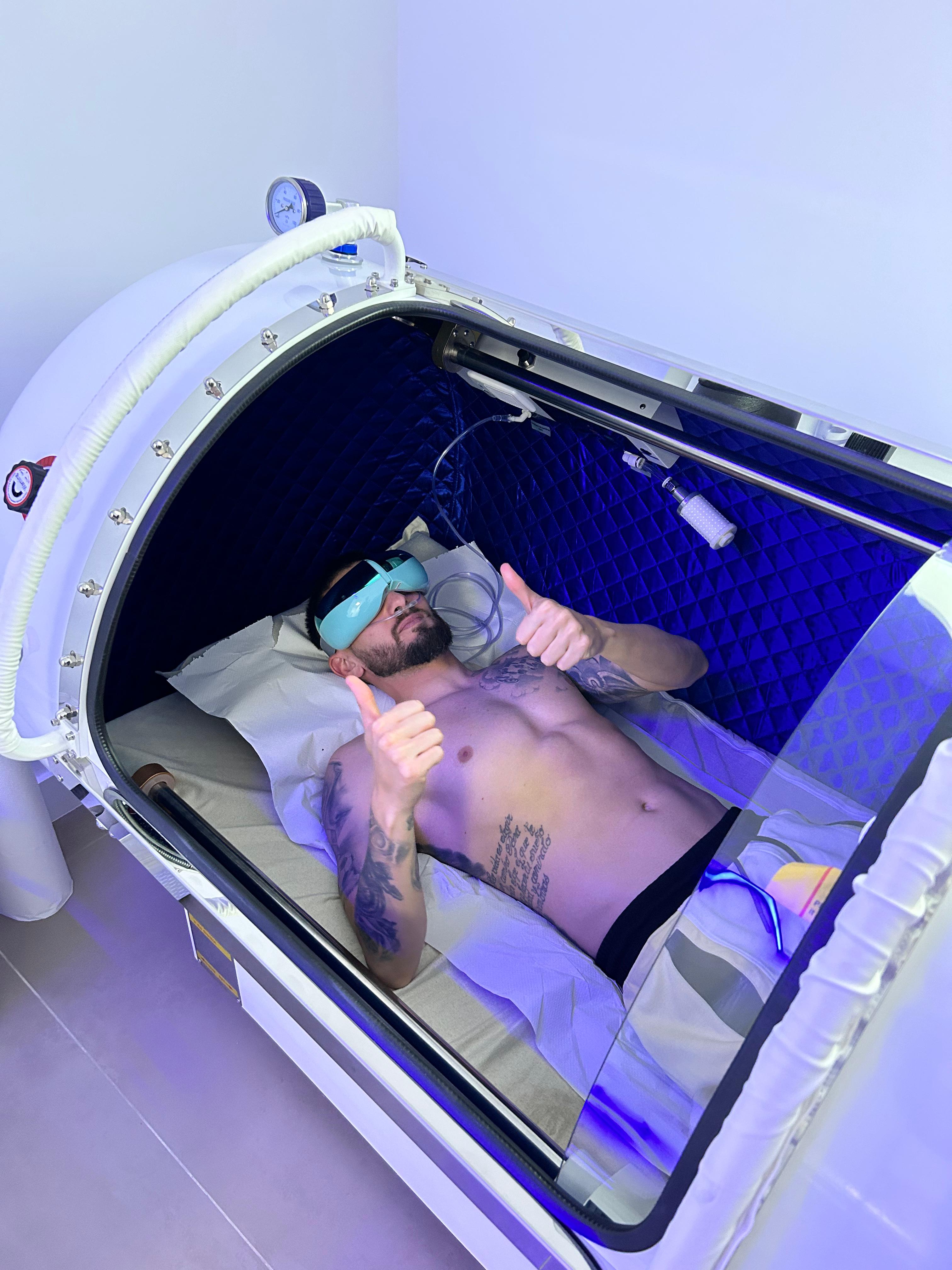 Artiles, jugador del Hércules, en la cámara de oxigenoterapia hiperbárica