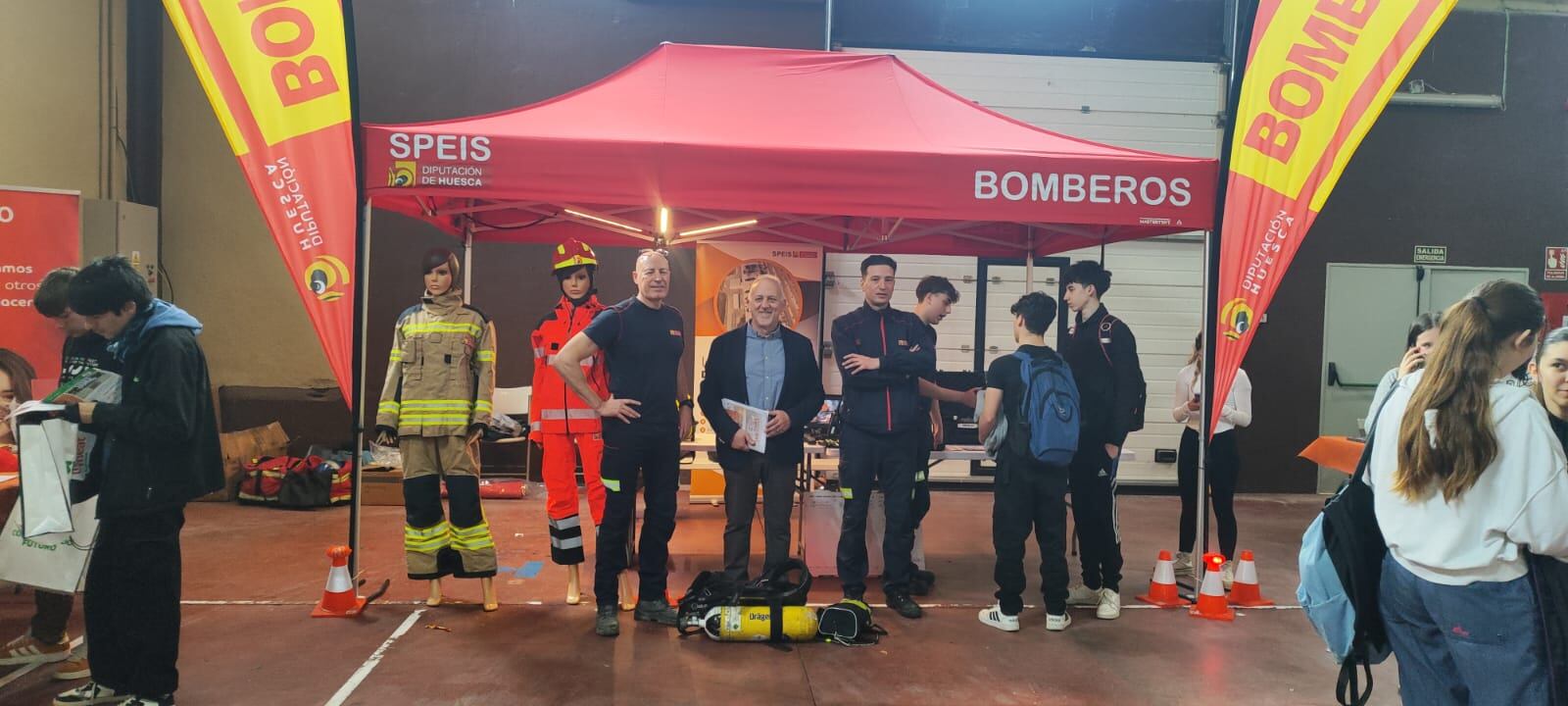 Javier Catalán, diputado delegado del SPEIS, junto a los bomberos.