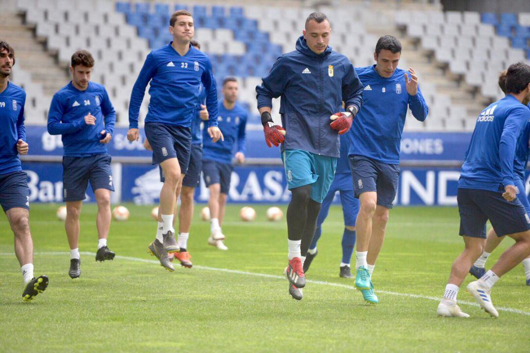 Varios jugadores del Oviedo durante un entrenamiento en el Tartiere