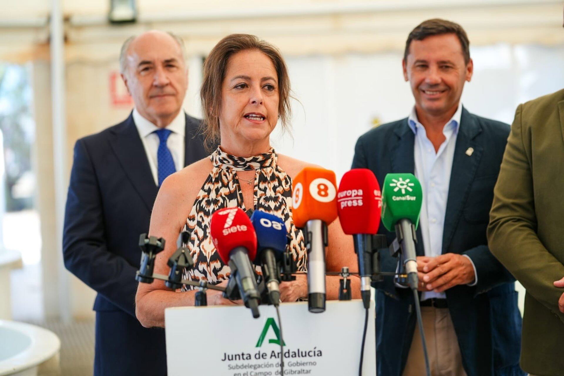 La consejera de Sostenibilidad y Medio Ambiente de la Junta de Andalucía, Catalina García, atiende a los medios en una visita al Centro de Gestión del Medio Marino Andaluz (Cegma) en Algeciras