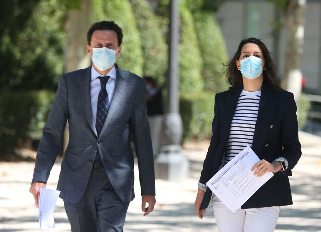 El candidato de Ciudadanos a la Presidencia de la Comunidad de Madrid, Edmundo Bal, y la presidenta de Ciudadanos, Inés Arrimadas, a su llegada a las inmediaciones del Tribunal Supremo tras presentar un recurso contra los indultos de los presos independentistas.