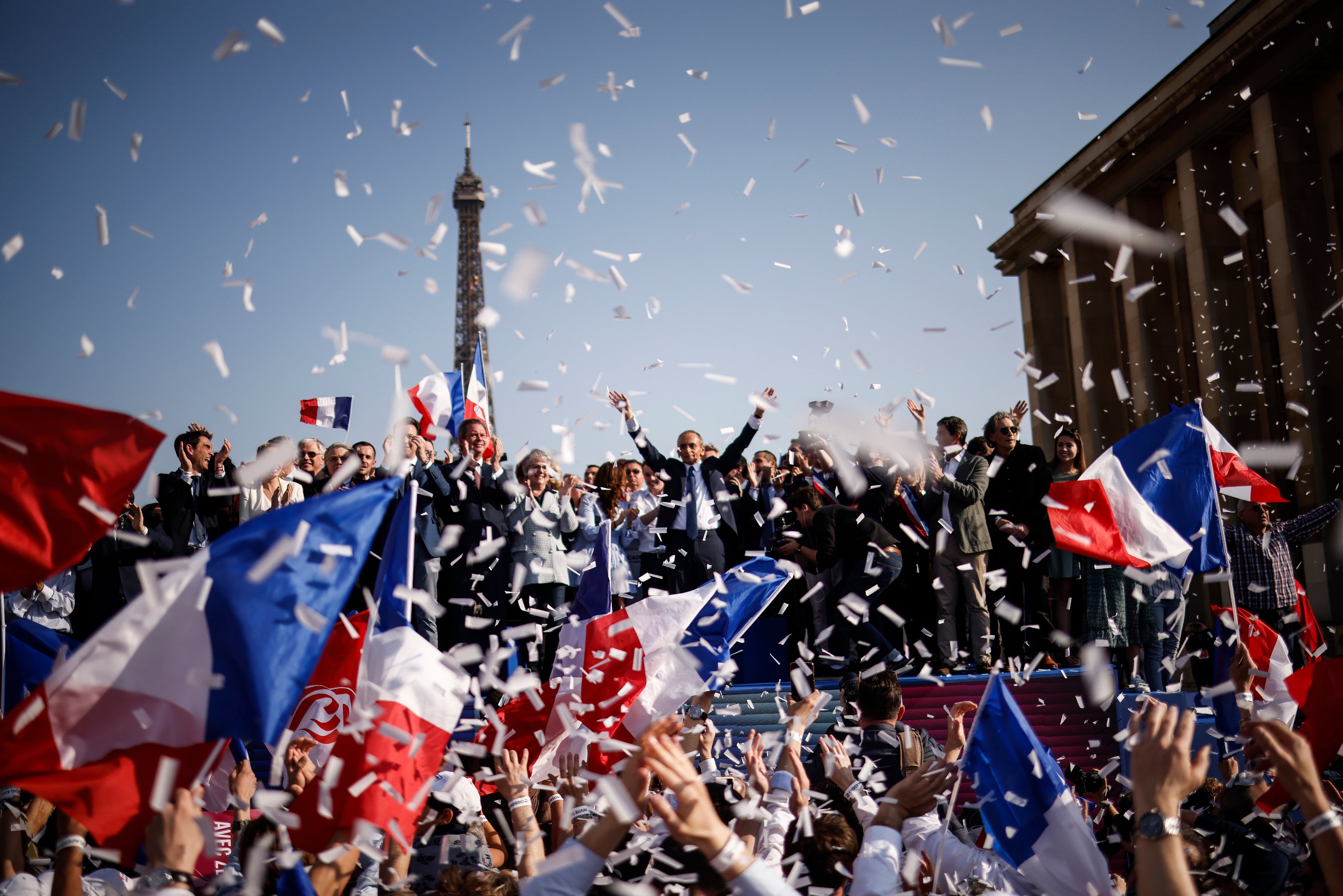 Mitin del candidato presidencial ultraderechista francés Eric Zemmour, en la recta final de la campaña, ante la torre Eiffel en París (Francia).