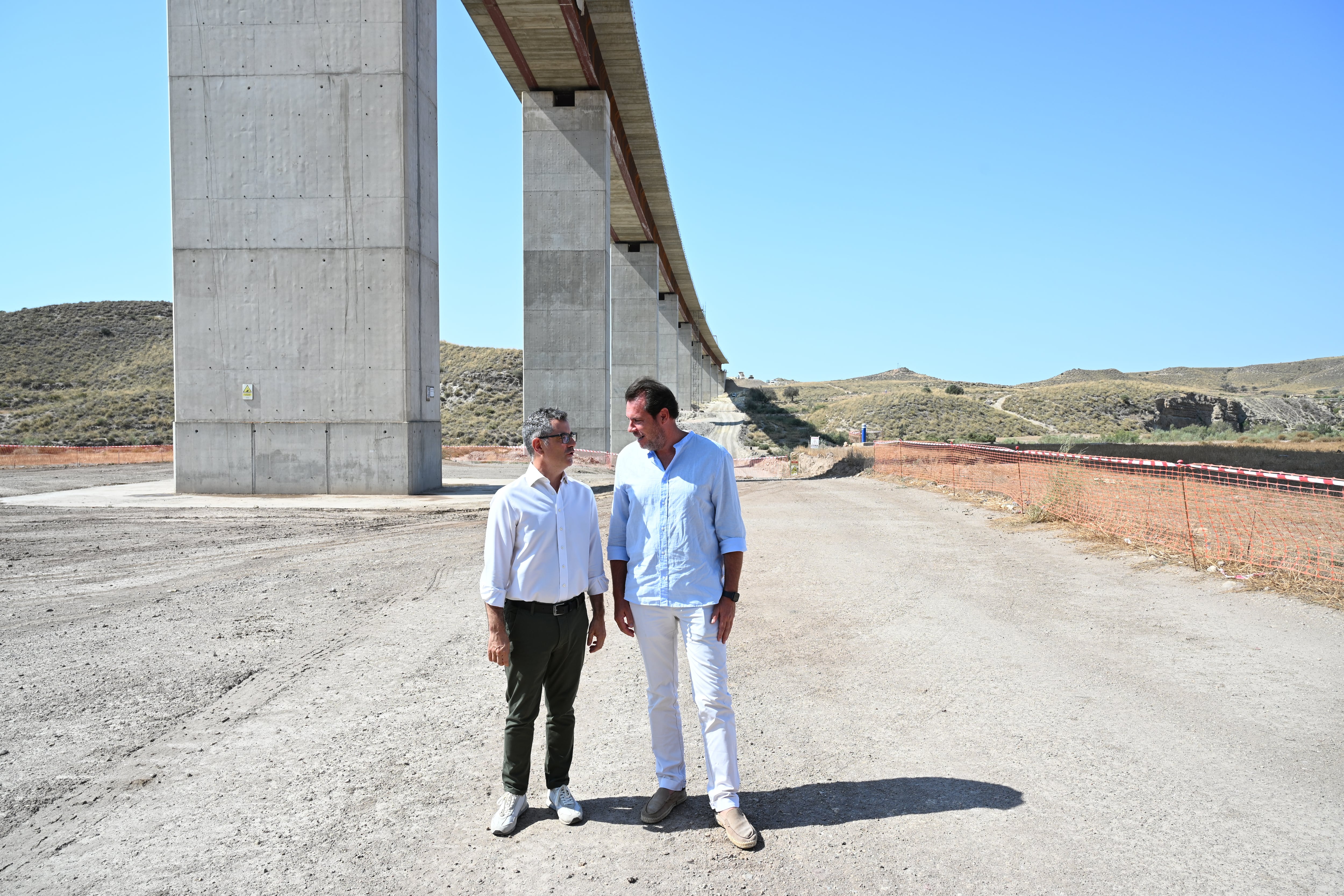 Óscar Puente visita las obras del Viaducto de los Feos, en la futura línea de alta velocidad Murcia-Almería, acompañado por el ministro de la Presidencia, Félix Bolaños