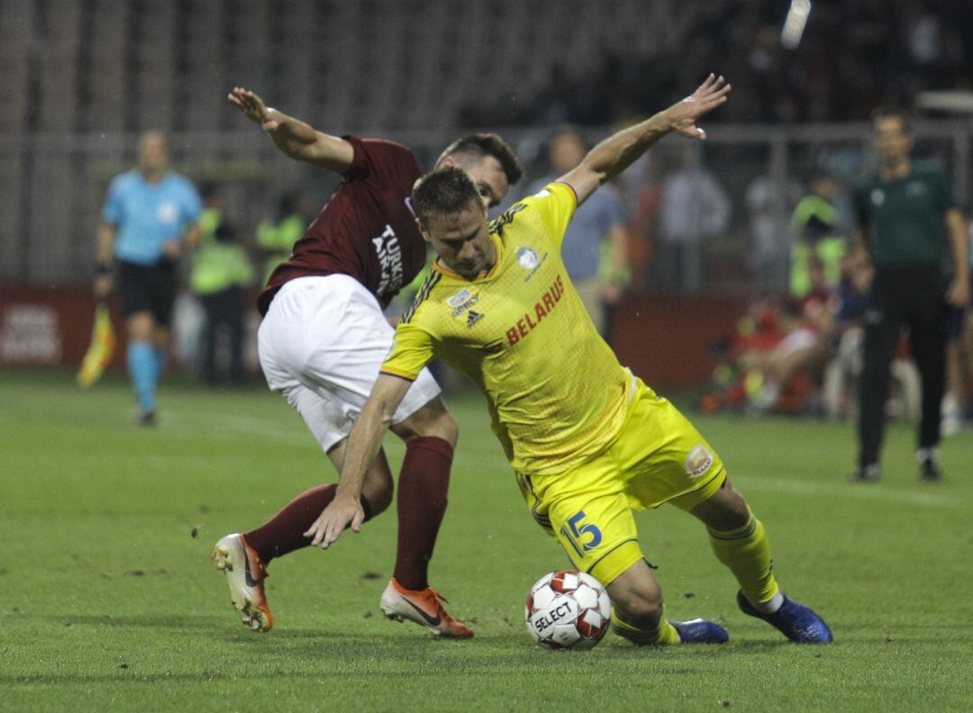 Maksim Skavysh, del Bate, en un partido de la Europa League.