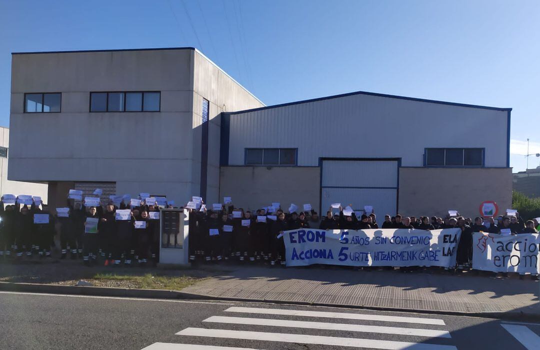 Concentración frente a la sede de Erom en Tafalla en la primera jornada de huelga