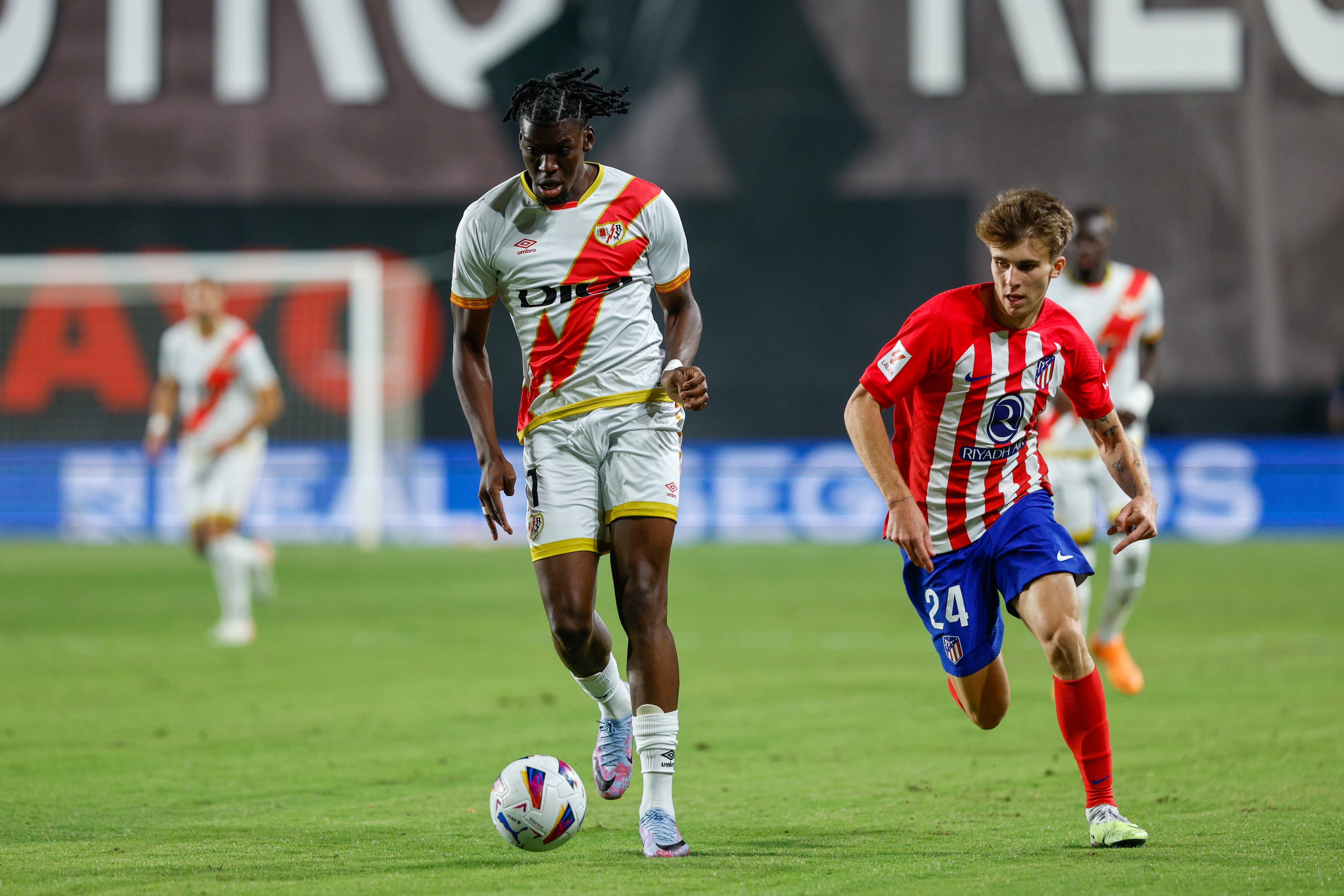 MADRID, 28/08/2023.- El centrocampista angoleño del Rayo Randy Nteka (i) se escapa de Pablo Barrios, del Atlético de Madrid, durante el partido de la tercera jornada de LaLiga que Rayo Vallecano y Atlético de Madrid disputan hoy lunes en el estadio de Vallecas, en Madrid. EFE/Rodrigo Jiménez
