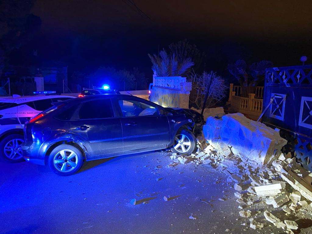 Imagen del vehículo tras huir el conductor de la Policía Local de San Vicente del Raspeig