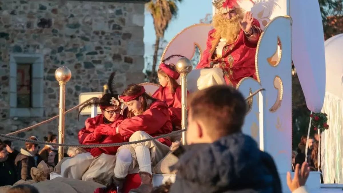 Diecinueve carrozas repartirán más de 7.000 kilos de caramelos en la cabalgata de reyes en Mérida