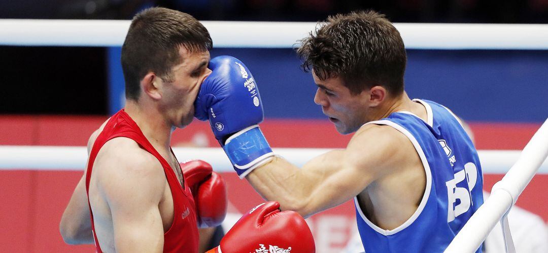 Gabriel Escobar (azul) en un momento de su pelea ante el armenio Baregham Harytyunyan en los cuartos de final de los pasados Juegos Europeos de Minsk, donde se hizo con el oro.