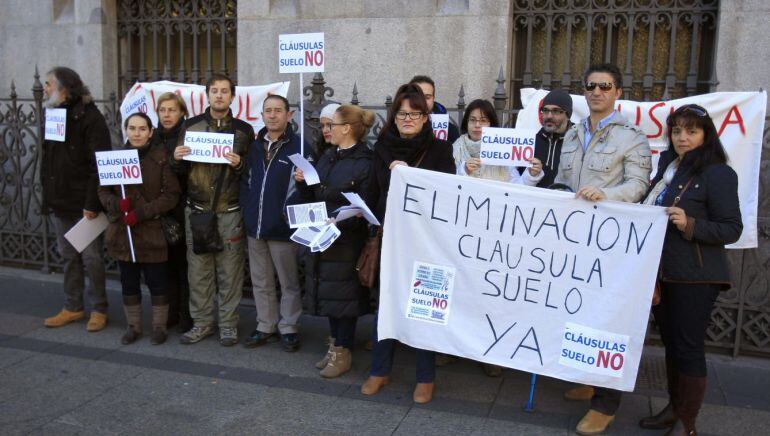 Usuarios afectados protestan contra las cláusulas suelo