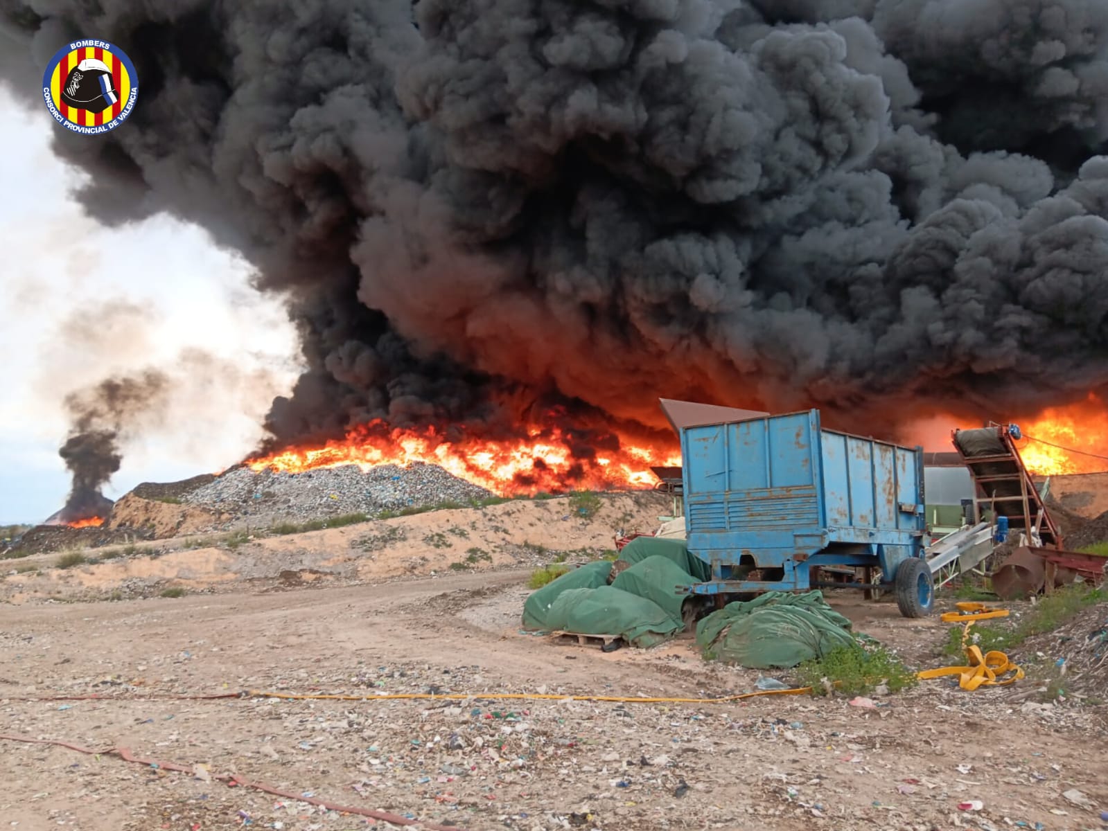 Incendio en una planta de reciclaje de Requena. Foto: Consorcio Provincial Bomberos Valencia