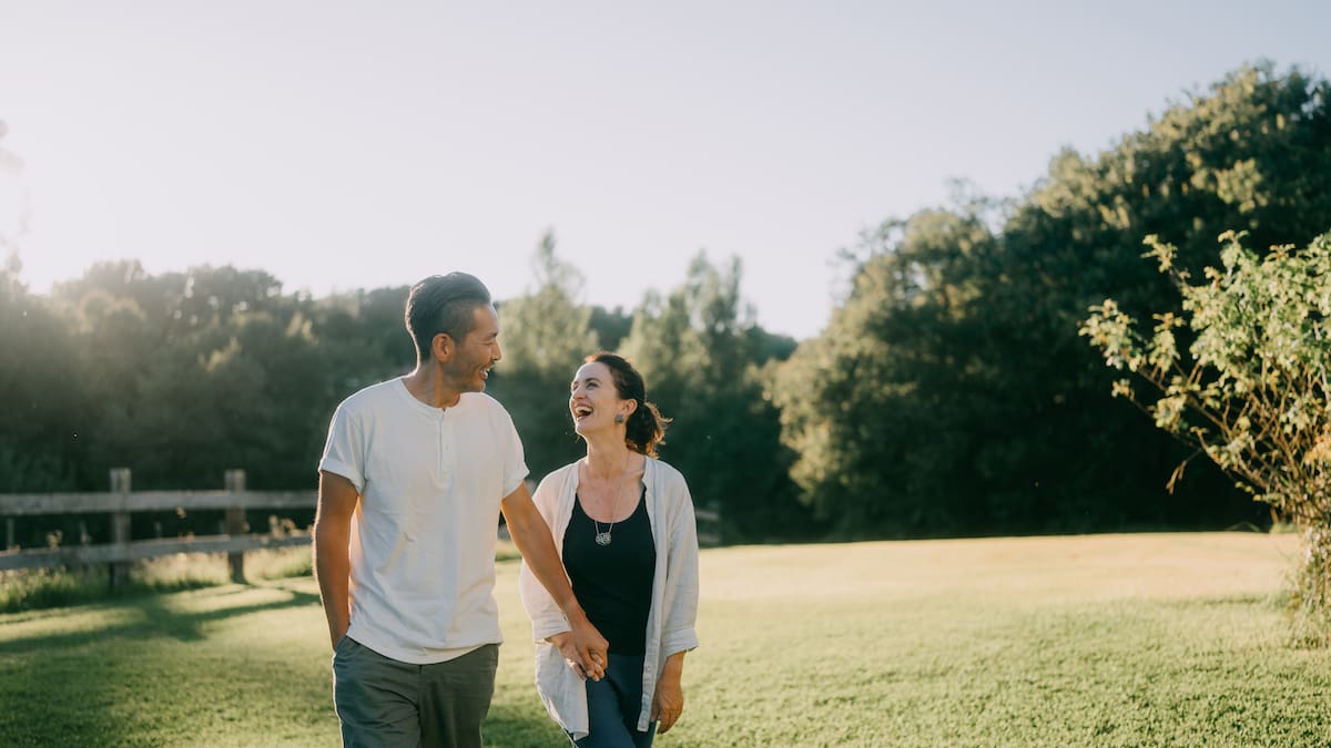 La inteligencia artificial entra en tus chats de pareja: qué es y cómo funciona el “texting con IA”