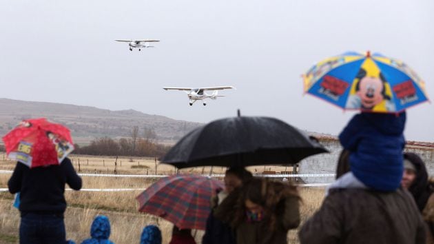 Momento en el que las avionetas llegan al aeródromo de Salobral