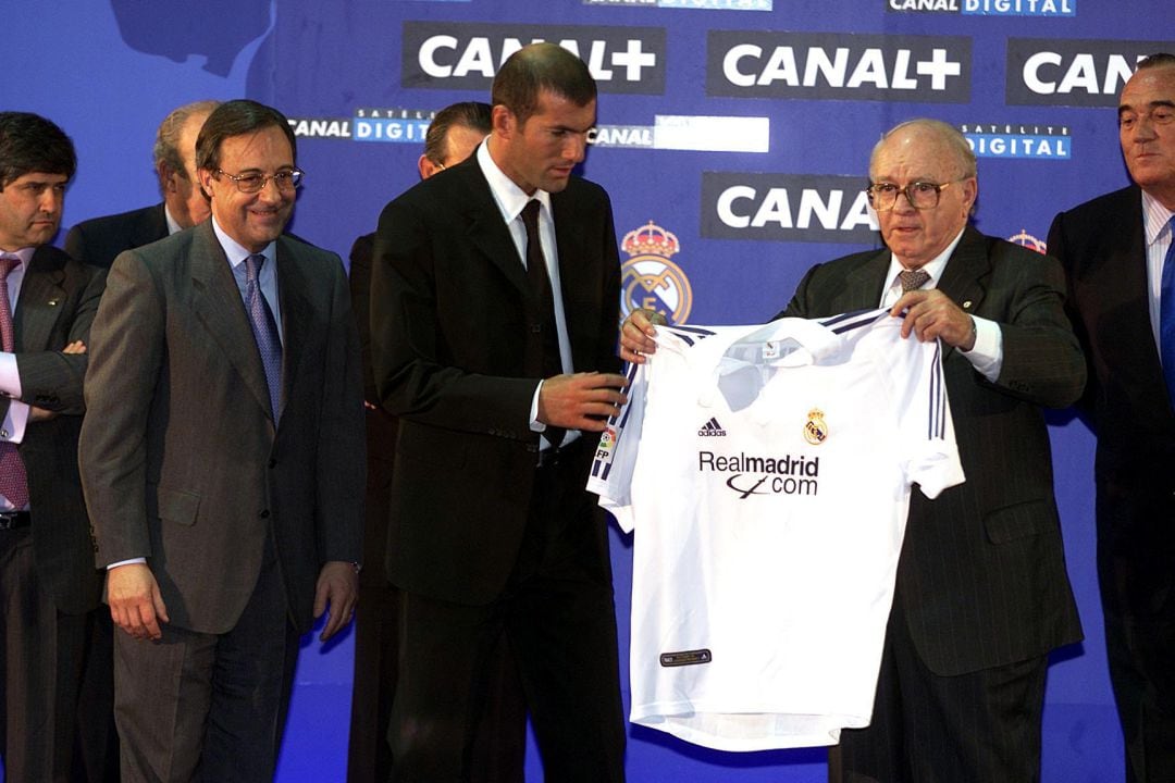 Zidane posa con la camiseta del Real Madrid con Di Stefano y Florentino Pérez, el día de su presentación, el 9 de julio de 2001